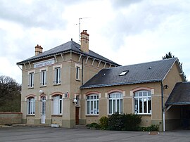 The school and town hall in Plessis-Saint-Benoist