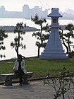 神社の境内から船の安全を見守るために設置された灯台を兼ねる石灯籠（明石市・住吉神社）。