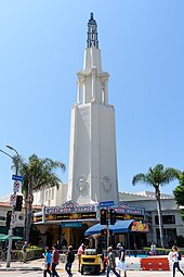 Photographie d'un grand bâtiment blanc portant l'enseigne Westwood Village. Il est constitué d'une grande tour au somment de laquelle est écrit Fox.