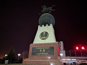 站前的“中国优秀旅游城市”雕塑