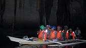 قارب السياحي في كهف نهر بورتو برنسيسا (بالإنجليزية: A tour boat inside the Underground River.)‏