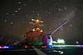 El USS Preble (DDG-88) con la iluminación nocturna encendida en el año 2013.