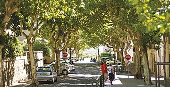 Place de la République dans le village-centre, photo prise depuis la Rue de la Vierge.