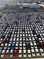 Voitures en attente de chargement dans le port de Vigo en Espagne