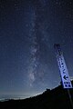 峠は霧が出やすいが天体観測はしやすい. 2015年に設置された標識と天の川