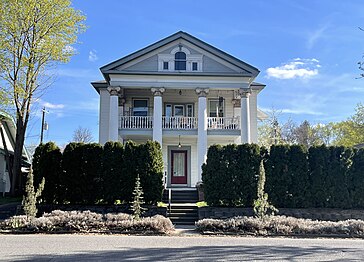 Colonial Revival home converted to apartments at 10th and Oak