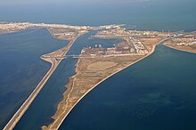 Vue aérienne montrant deux lagunes séparées par un canal t deux bandes de terre.