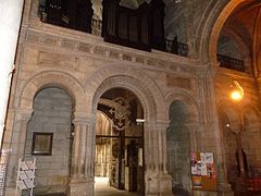 L'entrée et l'orgue.