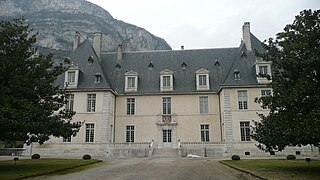 Façade du château depuis le portail du jardin.