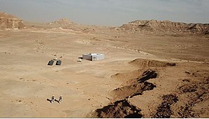 צילום ההאביטאט והרמונאוטים של D-MARS במהלך פעילות מחוץ למתחם במשימה האנלוגית הראשונה למאדים באזור מכתש רמון, בפברואר 2018.