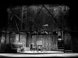 סט המחזה "מותו של סוכן" בהפקה הראשונה משנת 1949