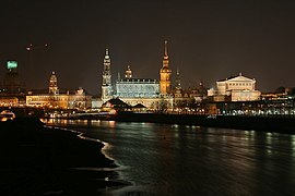 La cathédrale illuminée la nuit.