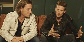 Tyler Hubbard (слева) и Brian Kelley во время интервью Walmart