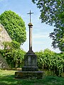 O Calvaire ou Croix Saint-Côme, sobre as alturas de Luzarches perto do muro do recinto do Château d'En-Haut.