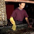 Homem preparando um batik