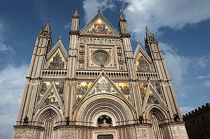 A fachada gótica da Catedral de Orvieto está decorada com mármore multicolorido e, como se fosse um relicário, ostenta mosaicos coloridos e estátuas de mármore e bronze.