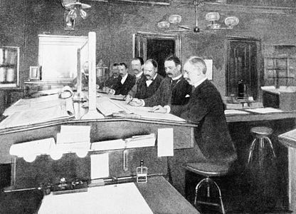 Un groupe de prévisionnistes du Weather Bureau au travail en 1894.