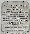 Plaque commémorant le départ du 66e RI le 2 août 1914, appliquée par les vétérans entre-deux-guerres.