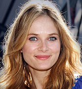 Rachel Blanchard interprète Cher.