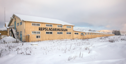 Vinterfoto av Carlmarks gamla repslagarbana i Älvängen. I byggnaden ligger nu Repslagarmuseet.