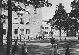 Centralhallen rakt fram och norra klassrumslängan.