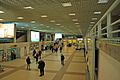 À l'intérieur du terminal de l'aéroport.