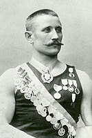 Der Olympiadritte Verner Järvinen, auch Vierter im Diskuswurf, freier Stil, und Sieger der Zwischenspiele 1906 im griechischen Stil