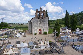 Vue de l'église Saint-Vincent et de son aître (mai 2021).