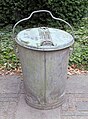 Seau à ordure en métal galvanisé, avec couvercle monté sur charnière latérale; d'usage commun (Belgique, Pays-Bas) dans les années 1960.