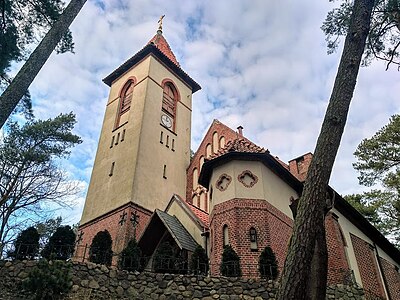 Vue en contre-plongée de l'église.