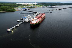 Vue aérienne d'une jetée d'un port avec un tanker amarrée.