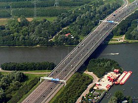 Brücke (2006) der A1 über den Amsterdam-Rhein-Kanal vor dem Brückenumbau