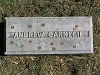 アンドリュー・カーネギーの名が刻まれた台石