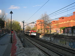 Vista de un tramo de la línea ferroviaria de cercanías C-5 a su paso por San Nicasio. A la derecha de la imagen queda la Escuela Politécnica Superior de la Universidad Carlos III