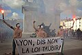 Hommens manifestant à Lyon, sur la place Bellecour.