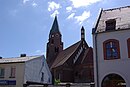 Katholische Kirche mit straßenseitiger Einfriedung