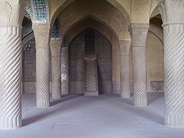 Il Masjid-i-Vakil a Shiraz. Questo è il pulpito dove il Báb si rivolse alla popolazione di Shiraz nel settembre 1846 e proclamò la sua missione.