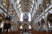 Vue intérieure de la nef vers la tribune d'orgue.