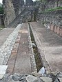 Entre le théâtre et l'odéon, latrines avec une rigole centrale.