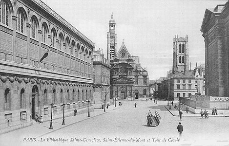 La place, côté nord-est, vers 1900. À droite, le Panthéon. À gauche, la bibliothèque Sainte-Geneviève. Au fond à droite, le lycée Henri-IV, et à gauche l'église Saint-Étienne-du-Mont.