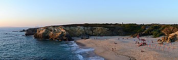 Praia Grande (« la Grande Plage ») au crépuscule, à Porto Covo (région portugaise d'Alentejo). (définition réelle 12 020 × 4 042)