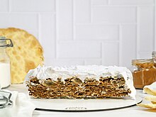 Detalle de torta Rogel y relleno de dulce de leche