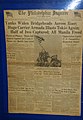 Il Philadelphia Inquirer mette in prima pagina la famosa immagine di un gruppo di militari che innalza la bandiera americana su di un'isola giapponese appena conquistata.