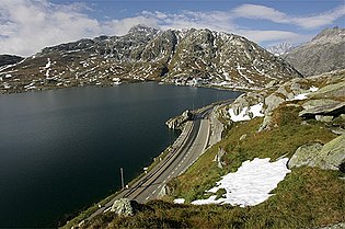 Totensee mit Grimsel-Passstrasse am Ufer