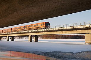 Une rame du métro d'Helsinki, en Finlande sur le pont de Vuosaari. (définition réelle 3 100 × 2 035)