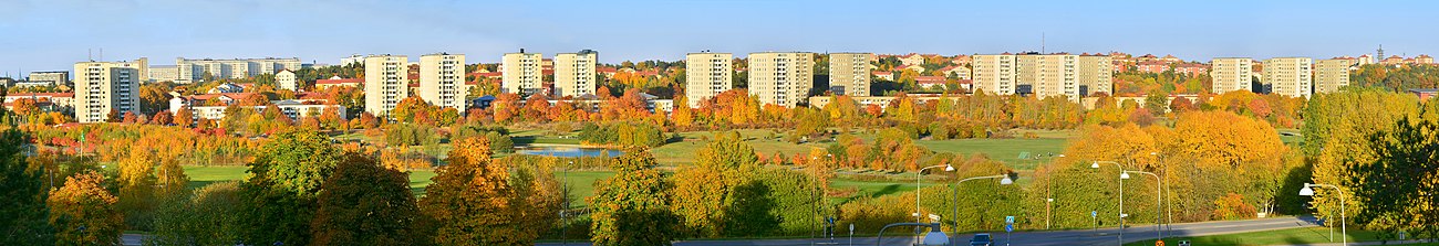 Panorama över Årstafältet från Östberga med Årstas och Valla torgs bebyggelse i bakgrunden.