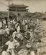 Merchants and pedestrians north of Namdaemun (1904)