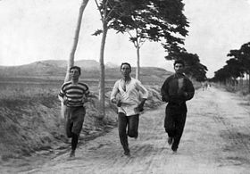 Vasilakos (mitten) under ett träningspass inför maratonloppet vid OS 1896.