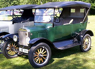 1924 touring – begin higher hood and slightly shorter cowl panel – late-1923 models were similar