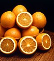 el empaque de esferas se aplica en una pila de naranjas.
